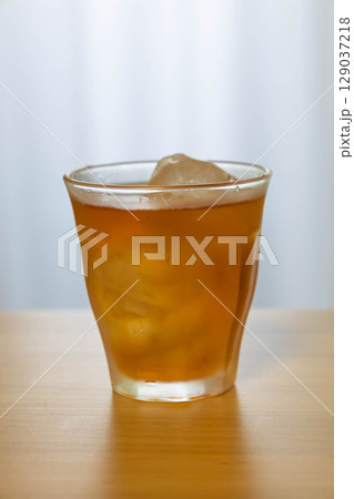 朝の陽ざしとアイスティー 朝の陽ざしとアイスティー 129037218