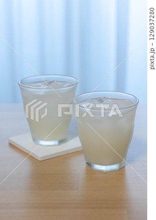 グラスに入った冷たい乳酸飲料 グラスに入った冷たい乳酸飲料 129037280