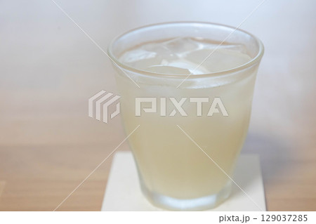 グラスに入った冷たい乳酸飲料 グラスに入った冷たい乳酸飲料 129037285