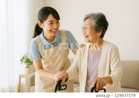 満開の桜と和服の若い女性 129037579