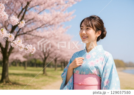 満開の桜と和服の若い女性 129037580
