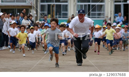 運動会で活躍する父兄のリレー 129037688
