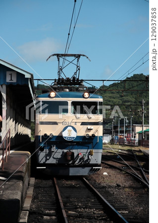 レトロな新金谷駅に停車中の大井川鉄道E31形機関車牽引ブルートレイン急行_2025/7/20撮影 129037858