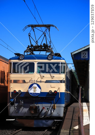 レトロな新金谷駅に停車中の大井川鉄道E31形機関車牽引ブルートレイン急行_2025/7/20撮影 129037859