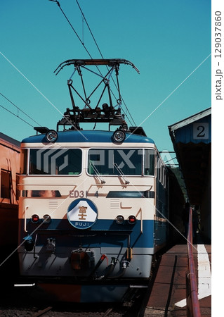 レトロな新金谷駅に停車中の大井川鉄道E31形機関車牽引ブルートレイン急行_2025/7/20撮影 レトロな新金谷駅に停車中の大井川鉄道E31形機関車牽引ブルートレイン急行_2025/7/20撮影 129037860