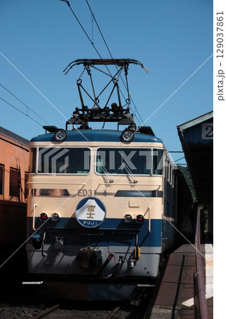 レトロな新金谷駅に停車中の大井川鉄道E31形機関車牽引ブルートレイン急行_2025/7/20撮影 129037861