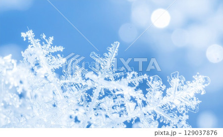 ブルー背景に雪の結晶の冬イメージ 129037876