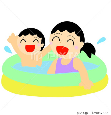 ビニールプールで笑顔ではしゃぐ兄妹 129037882