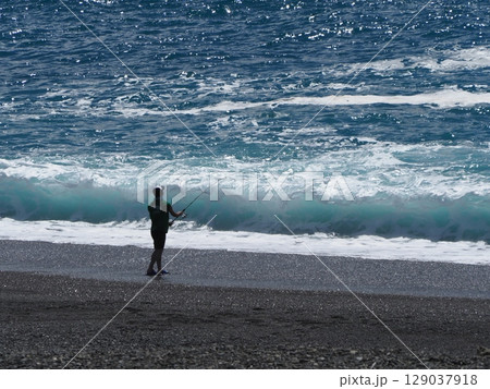 海岸でルアーフィッシングをする人と太平洋 海岸でルアーフィッシングをする人と太平洋 129037918