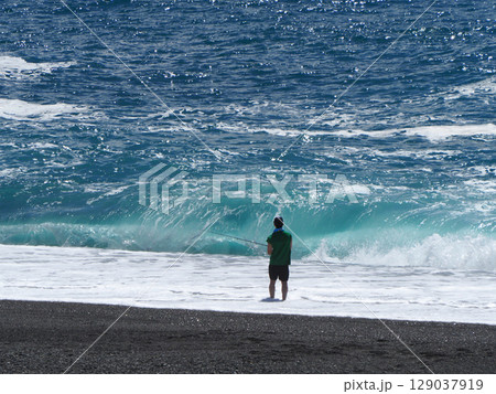 ルアーフィッシングをする人と荒波 ルアーフィッシングをする人と荒波 129037919
