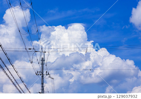 電柱と青空 129037932