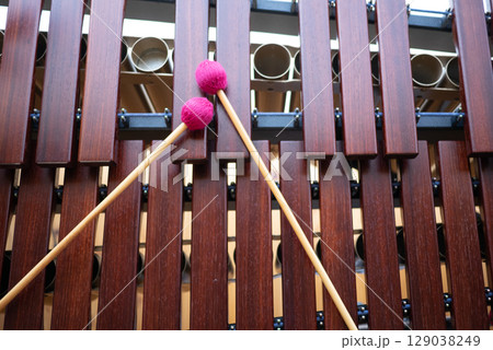 マリンバと上に置いてある赤いマレット 129038249