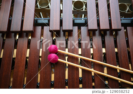 マリンバと上に置いてある赤いマレット マリンバと上に置いてある赤いマレット 129038252