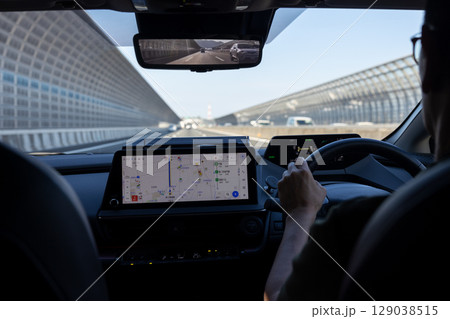 高速道路を走るカーナビのついた自動車 129038515