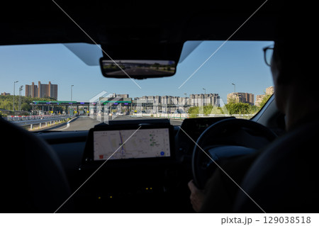 高速道路を走るカーナビのついた自動車 129038518