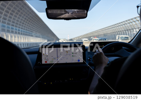 高速道路を走るカーナビのついた自動車 129038519
