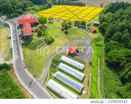 空撮「青森県」体験交流施設の「山の楽校」の夏風景 129038591
