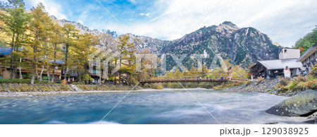 「長野県」秋の美しい上高地の風景 「長野県」秋の美しい上高地の風景 129038925