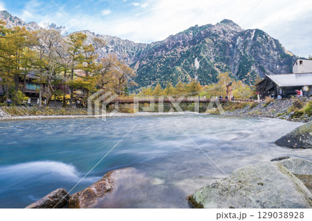 「長野県」秋の美しい上高地の風景 「長野県」秋の美しい上高地の風景 129038928