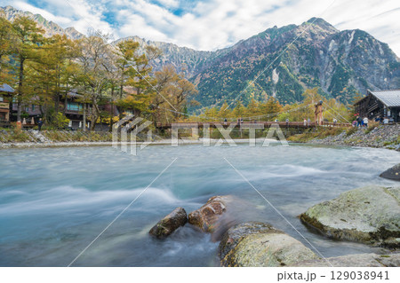 「長野県」秋の美しい上高地の風景 「長野県」秋の美しい上高地の風景 129038941