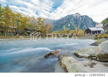 「長野県」秋の美しい上高地の風景 「長野県」秋の美しい上高地の風景 129038942