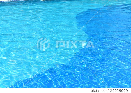 surface of blue swimming pool, freshness water background 129039099