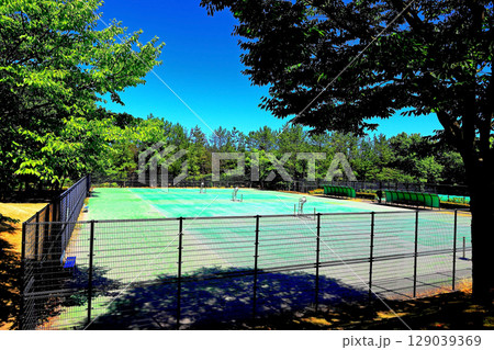 夏の行楽日和　広場風景と道 129039369