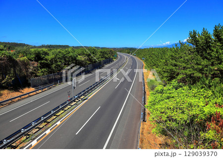 夏の行楽日和 広場風景と道 夏の行楽日和 広場風景と道 129039370