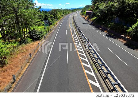 夏の行楽日和 広場風景と道 夏の行楽日和 広場風景と道 129039372