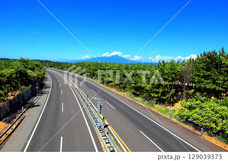 夏の行楽日和　広場風景と道 129039373