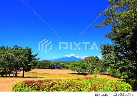 夏の行楽日和 広場風景と道 夏の行楽日和 広場風景と道 129039375