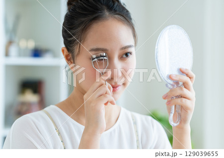 ビューラーを使う若い女性 129039655