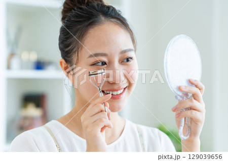 ビューラーを使う若い女性 129039656