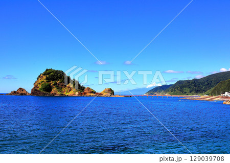 美しい青色の海と空 129039708