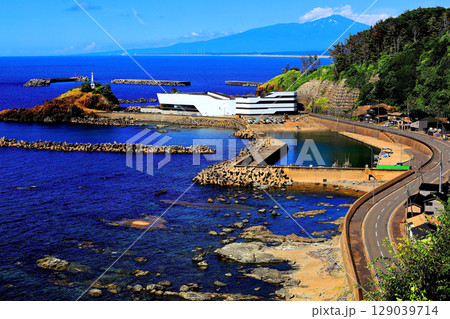 美しい青色の海と空 鶴岡市立 リニュアル加茂水族館 美しい青色の海と空 鶴岡市立 リニュアル加茂水族館 129039714