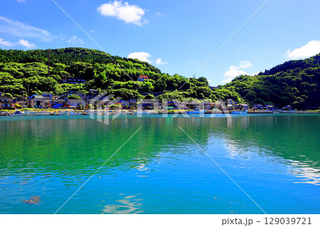美しい青色の海と空 129039721