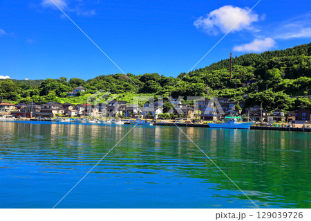 美しい青色の海と空 129039726