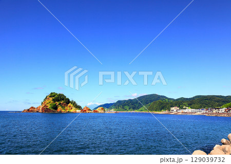 美しい青色の海と空 129039732