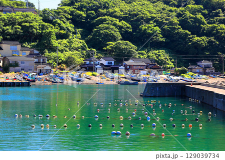 美しい青色の海と空 129039734