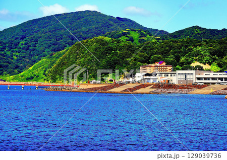 美しい青色の海と空 129039736