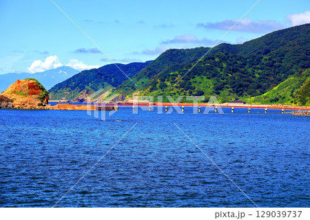 美しい青色の海と空 129039737
