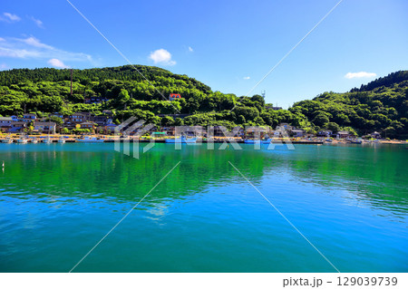 美しい青色の海と空 129039739