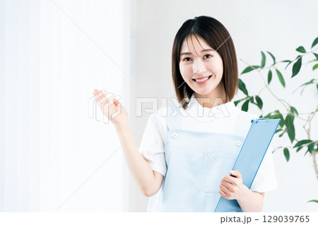 案内する医療従事者 案内する医療従事者 129039765