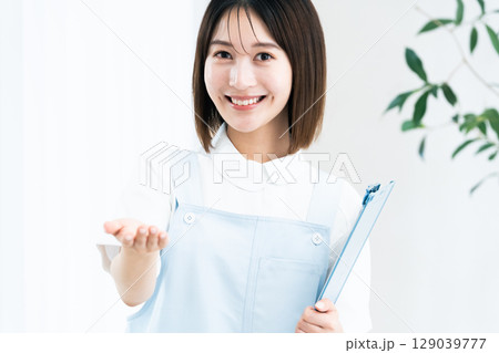 案内する医療従事者 案内する医療従事者 129039777