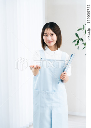 案内する医療従事者 129039781