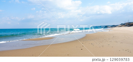 山陰地方の誰もいない秋の日本海の砂浜と潮の香りを感じる風景 129039783