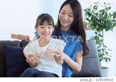 リビングで楽しく会話する母と娘 – 家庭的で 129039910