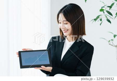 タブレットを見せるビジネスウーマン 129039932