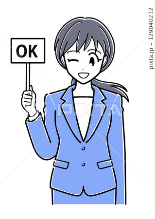 OKの札を持つスーツのOLさん（上半身・シンプル） 129040212