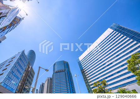 日本の東京都市景観 7月。猛烈な暑さ…品川駅やオフィスビル群などを望む。新時代に希望の光…＝26日 129040666